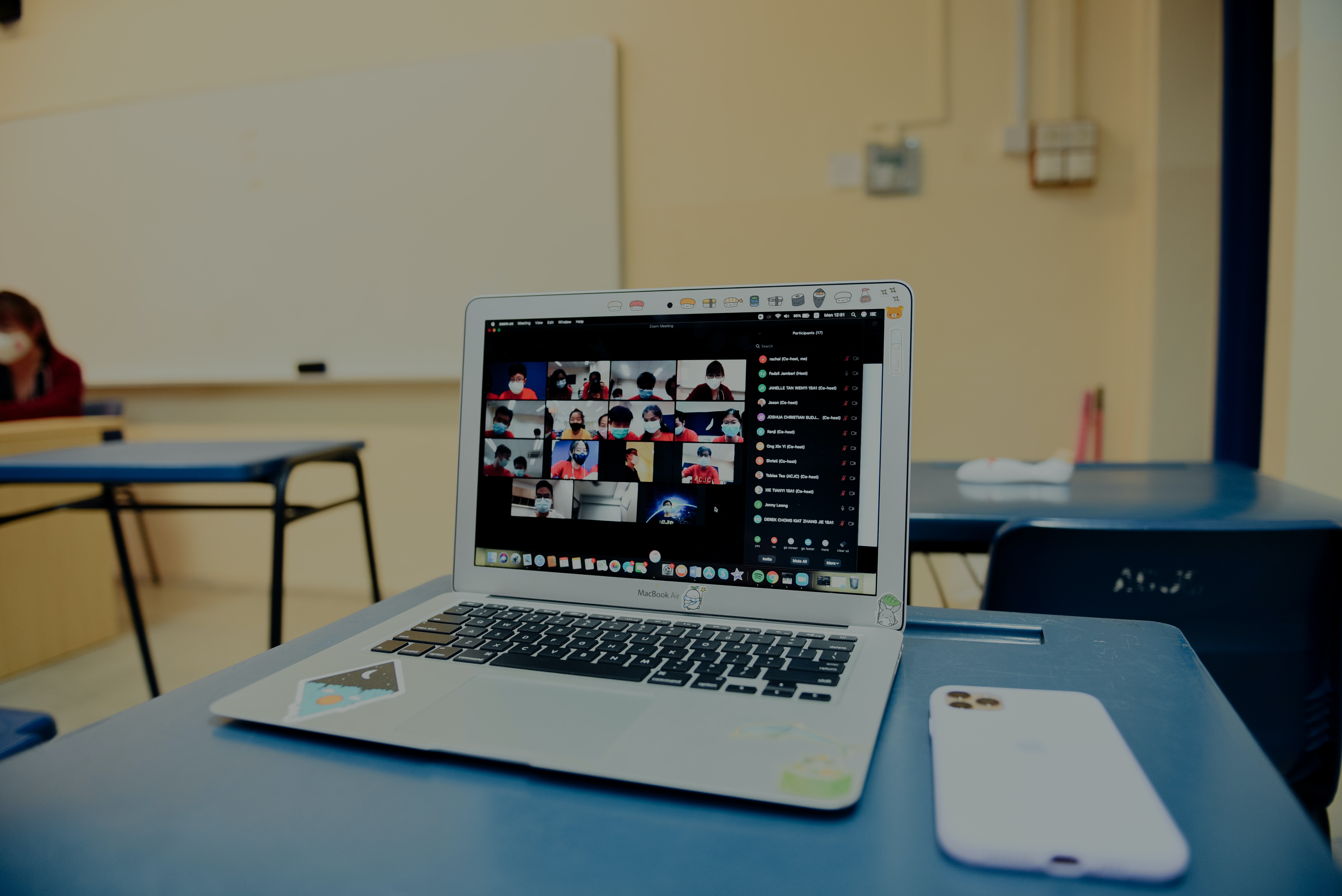Włączony laptop, na ekranie aplikacja do telekonferencji. Zdjęcie poglądowe.