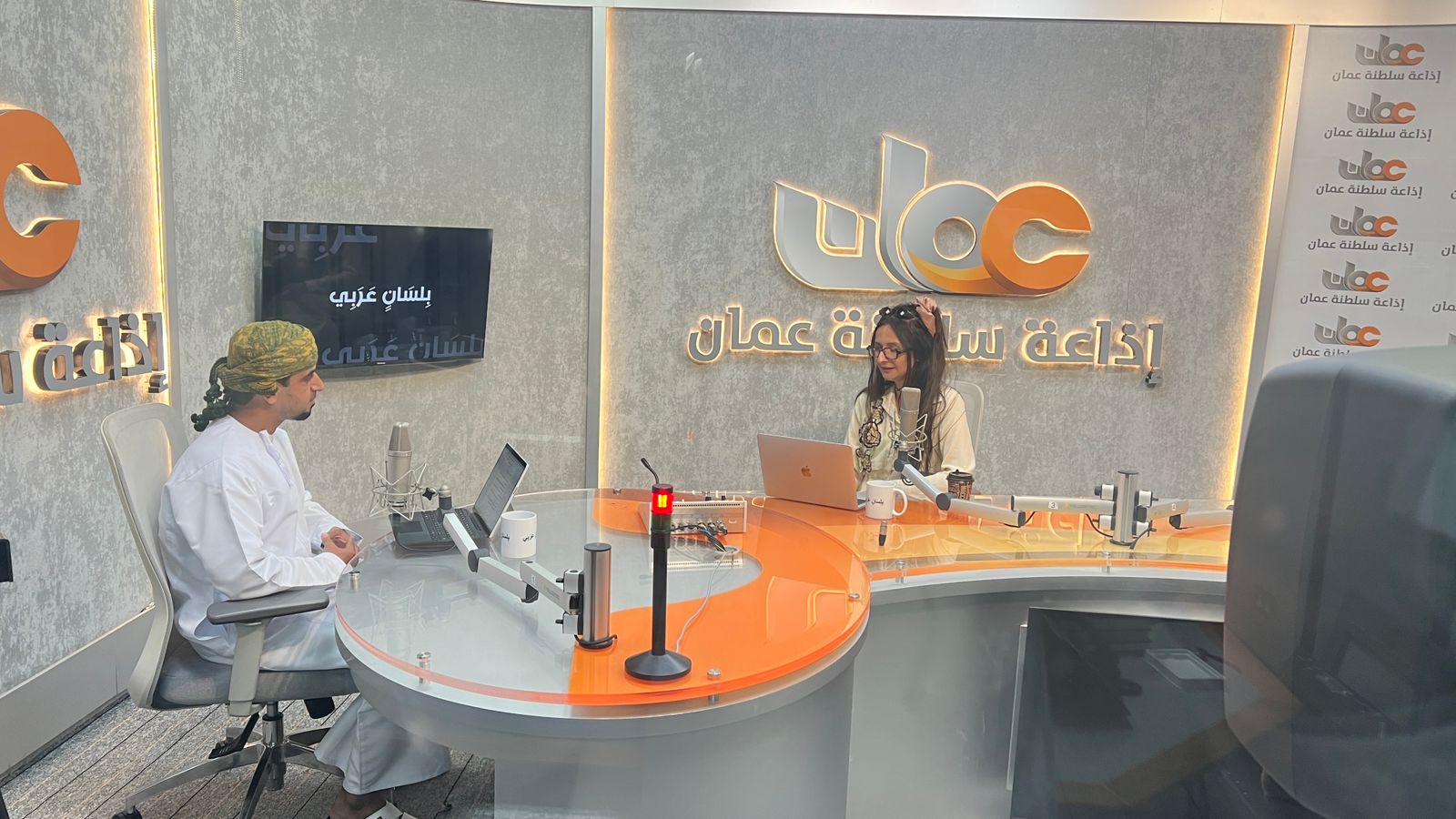 dr Natalia Zajączkowska w w arabskojęzycznej audycji „Bilisan Arabi” emitowanej przez narodowe radio Sułtanatu Omanu