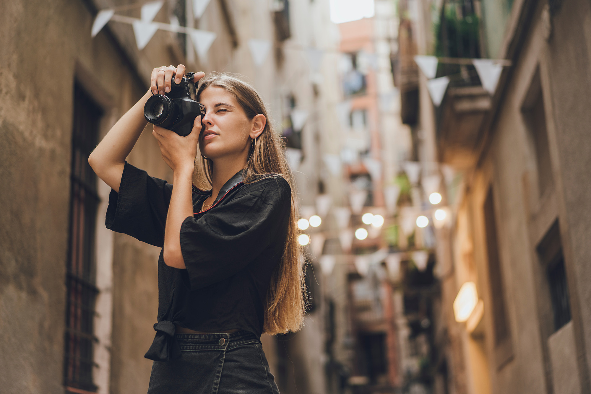 młoda kobieta fotografuje  w mieście