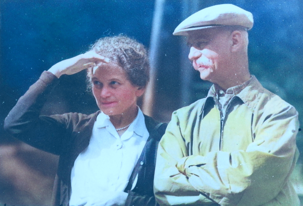 The photo shows a woman and a man looking into the distance. The woman has her hand raised above her forehead and is shielding her eyes from the sun. They are Prof. Tadeusz Kotarbiński and his wife.