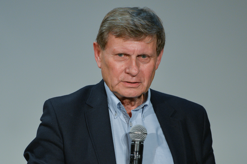 Mężczyzna w marynarce i niebieskiej koszuli - Leszek Balcerowicz