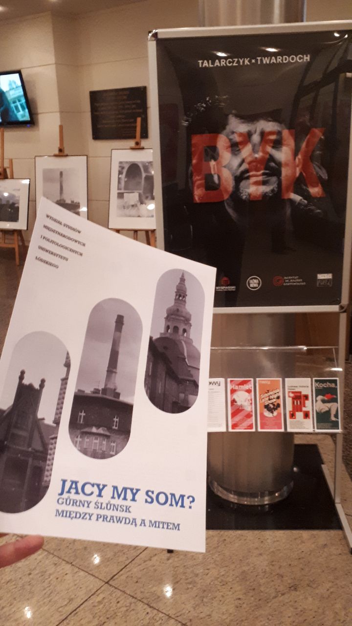 plakat wystawy jacy my som?