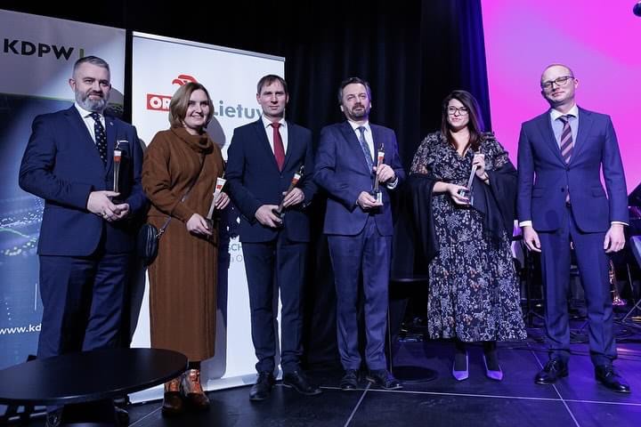 zdjęcie przedstawia laureatów nagrody