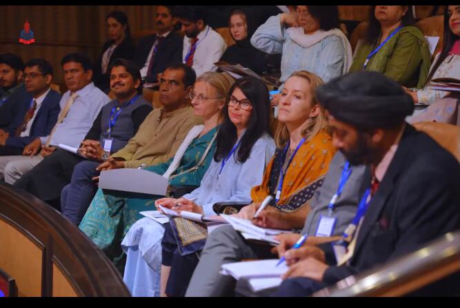 od lewej: Anish Mishra (Heidelberg University), dr Muhammad Aslam Faiz (Ghazi University, Dera Ghazi Khan), Hasnain Shabbir (University of Gujrat), Waqar Ashraf, mgr Joanna Kusy, mgr Anna Sumowska, dr Maria Eleonora Hebisz, dr Bilveer Singh (Natioan University of Singapure). 