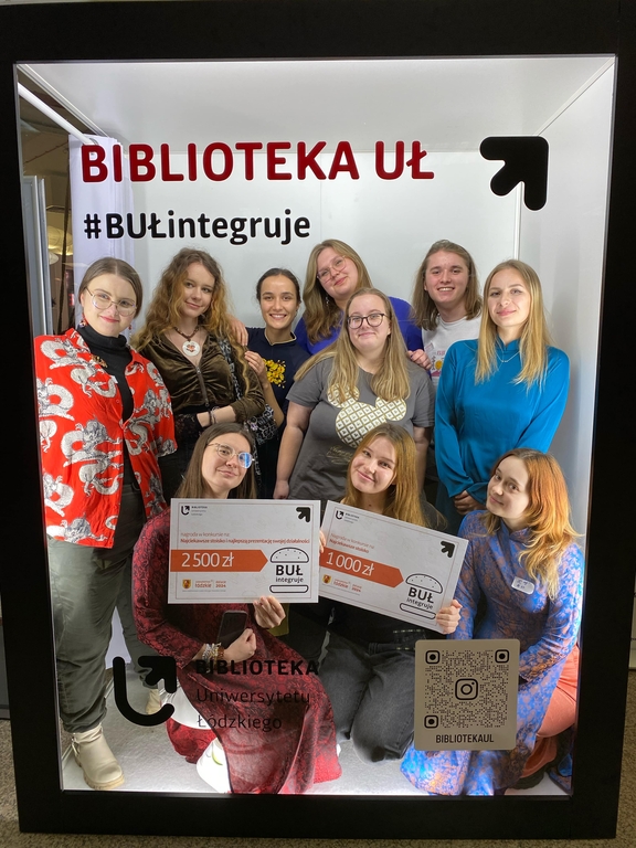 Koło Azji pozujące w ramce BUŁ integruje wraz z nagrodami.