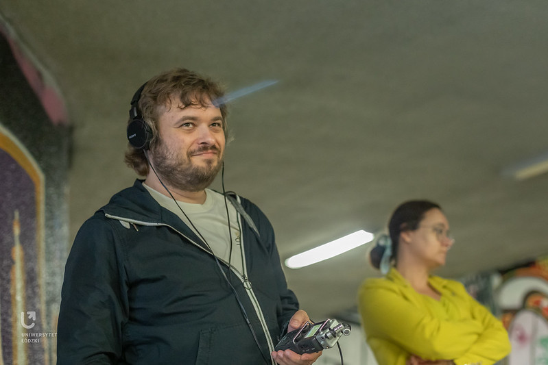 Antoni Michnik z aparaturą do pomiaru dźwięku