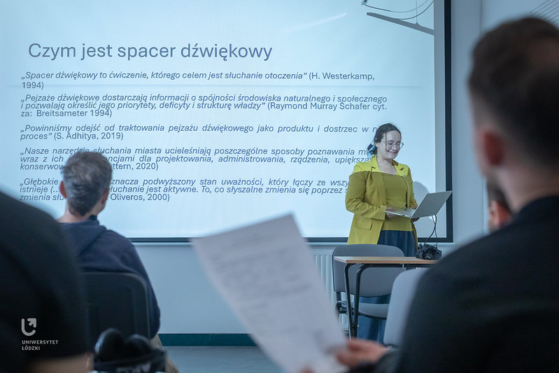 dr Justyna Anders-Morawska prowadzi wykład na temat spacerów dźwiękowych