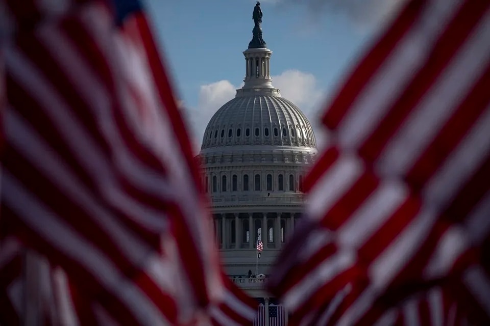 zdjęcie dekoracyjne flagi USA na tle budynku Kapitolu