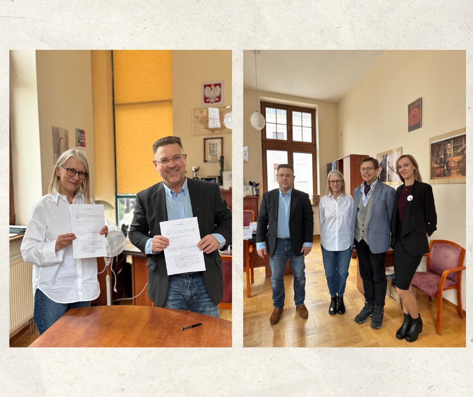 Dwuczęściowa fotografia dokumentująca podpisanie porozumienia o współpracy pomiędzy Biblioteką Miejską w Łodzi a Wydziałem Studiów Międzynarodowych i Politologicznych Uniwersytetu Łódzkiego. Na pierwszym zdjęciu widoczni są Dyrektor BMwŁ Bożena Orczykowska oraz Dziekan WSMiP UŁ prof. Ryszard Machnikowski, trzymający podpisane dokumenty. Na drugim zdjęciu pięć osób, w tym sygnatariusze umowy, pozuje wspólnie w tym samym pomieszczeniu, w oficjalnej atmosferze. Tło stanowią elementy wystroju biurowego, w tym godło Polski, obrazy i meble
