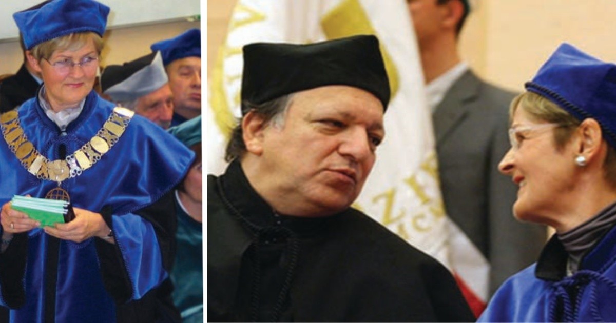 Dwa ujęcia z uroczystości akademickiej. Po lewej prof. dr hab. Elżbiety H. Oleksy w niebieskiej todze i birecie, z łańcuchem rektorskim, trzyma zielone książeczki lub dyplomy; w tle stoją inni uczestnicy w granatowych togach. Po prawej prof. dr hab. Elżbiety H. Oleksy w niebieskiej todze rozmawia z José Manuel Barroso w czarnej todze i birecie, na dalszym planie widoczny jest ceremonialny sztandar. Sceny przedstawiają formalny charakter wydarzenia i tradycyjny strój akademicki.