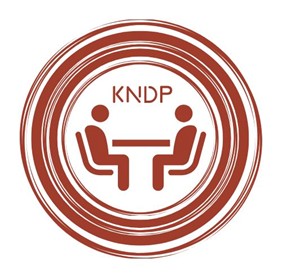 Zdjęcie przedstawia logotyp SKN Debaty Politycznej. Wizualicja dwóch ludzi debatujących między sobą 