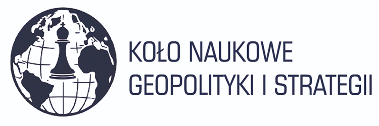 Logo Koła Naukowego Geopolityki i Strategii. Po lewej stronie znajduje się stylizowany glob z siatką geograficzną, na którego tle umieszczono figurę szachową – króla, symbolizującą strategię i władzę. Po prawej stronie widnieje napis w języku polskim: ‘KOŁO NAUKOWE GEOPOLITYKI I STRATEGII’, wskazujący na akademicką organizację zajmującą się analizą geopolityczną i strategiczną