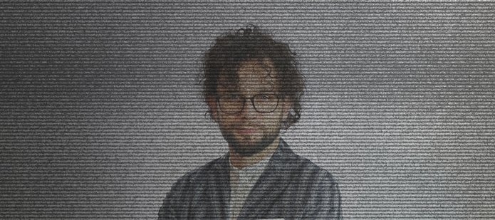 Portret naukowca zamazany zakłóceniami