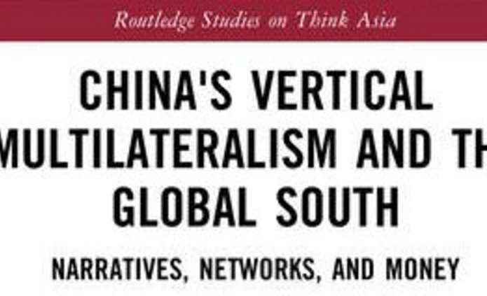 Okładka książki zatytułowanej China's Vertical Multilateralism and the Global South: Narratives, Networks, and Money, należącej do serii Routledge Studies on Think Asia. Autorzy: Dominik Mierzejewski, Jarosław Jura, Bartosz Kowalski i Mario Esteban. Tło okładki to abstrakcyjna kompozycja w odcieniach czerwieni, pomarańczu, błękitu i turkusu, nadająca nowoczesny i dynamiczny charakter. Projekt graficzny podkreśla tematykę książki, która analizuje podejście Chin do multilateralizmu w kontekście Globalnego Południa, uwzględniając narracje, sieci współpracy i aspekty finansowe.