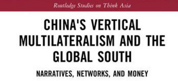 Okładka książki zatytułowanej China's Vertical Multilateralism and the Global South: Narratives, Networks, and Money, należącej do serii Routledge Studies on Think Asia. Autorzy: Dominik Mierzejewski, Jarosław Jura, Bartosz Kowalski i Mario Esteban. Tło okładki to abstrakcyjna kompozycja w odcieniach czerwieni, pomarańczu, błękitu i turkusu, nadająca nowoczesny i dynamiczny charakter. Projekt graficzny podkreśla tematykę książki, która analizuje podejście Chin do multilateralizmu w kontekście Globalnego Południa, uwzględniając narracje, sieci współpracy i aspekty finansowe.