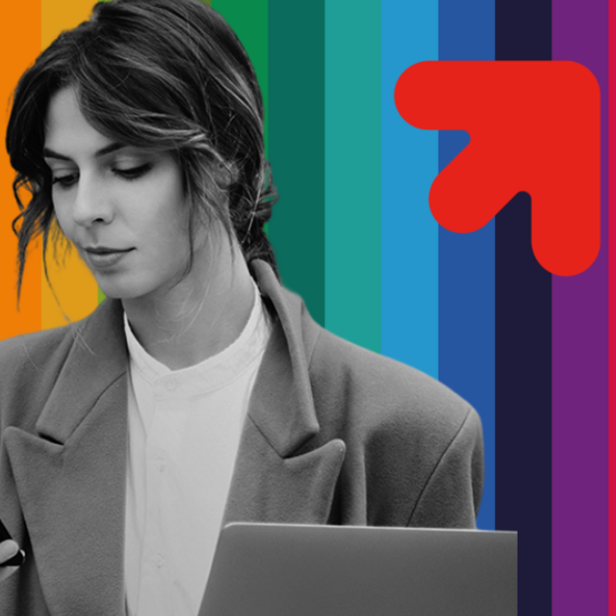 Na grafice promocyjnej Uniwersytetu Łódzkiego widnieje napis „Uwolnij umysł. Wybory do Wydziałowych Rad Samorządu Studentów UniLodz”. Po lewej stronie znajduje się tekst na granatowym tle, a po prawej stronie – zdjęcie młodej kobiety w odcieniach szarości, trzymającej laptop i telefon. Tło za postacią stanowią pionowe pasy w kolorach tęczy oraz czerwony symbol strzałki skierowanej ku górze. W lewym dolnym rogu znajduje się logo Uniwersytetu Łódzkiego.