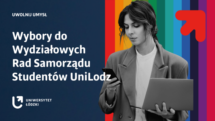 Na grafice promocyjnej Uniwersytetu Łódzkiego widnieje napis „Uwolnij umysł. Wybory do Wydziałowych Rad Samorządu Studentów UniLodz”. Po lewej stronie znajduje się tekst na granatowym tle, a po prawej stronie – zdjęcie młodej kobiety w odcieniach szarości, trzymającej laptop i telefon. Tło za postacią stanowią pionowe pasy w kolorach tęczy oraz czerwony symbol strzałki skierowanej ku górze. W lewym dolnym rogu znajduje się logo Uniwersytetu Łódzkiego.