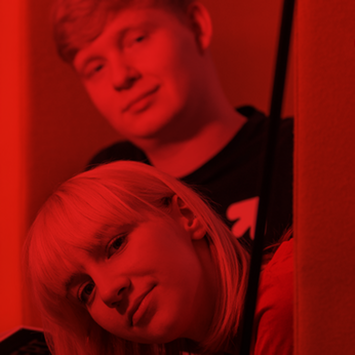 Studentka i student w bibliotece