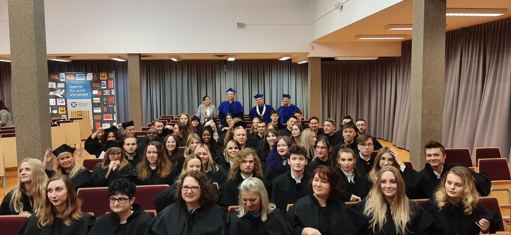 wspólne zdjęcie uczestników gali wraz z kolegium dziekańskim