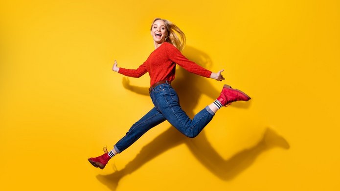 Uśmiechnięta studentka na żółtym tle