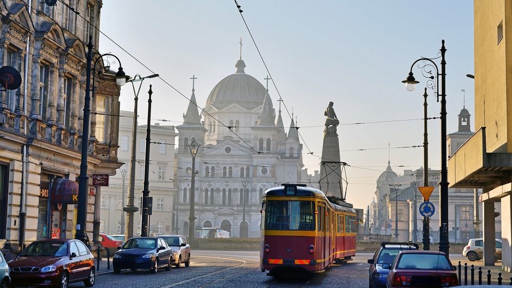 widok ulicy z samochodami i tramwajem