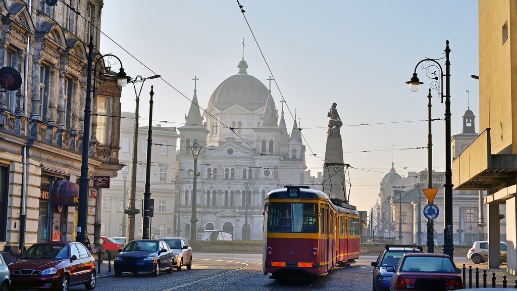 widok ulicy z samochodami i tramwajem