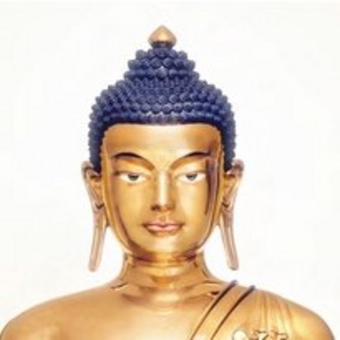 plakat promujący wydarzenie z ze złotym posążkiem w tle