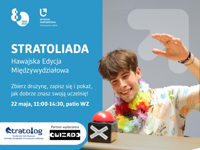 student klikający przycisk na pierwszym planie