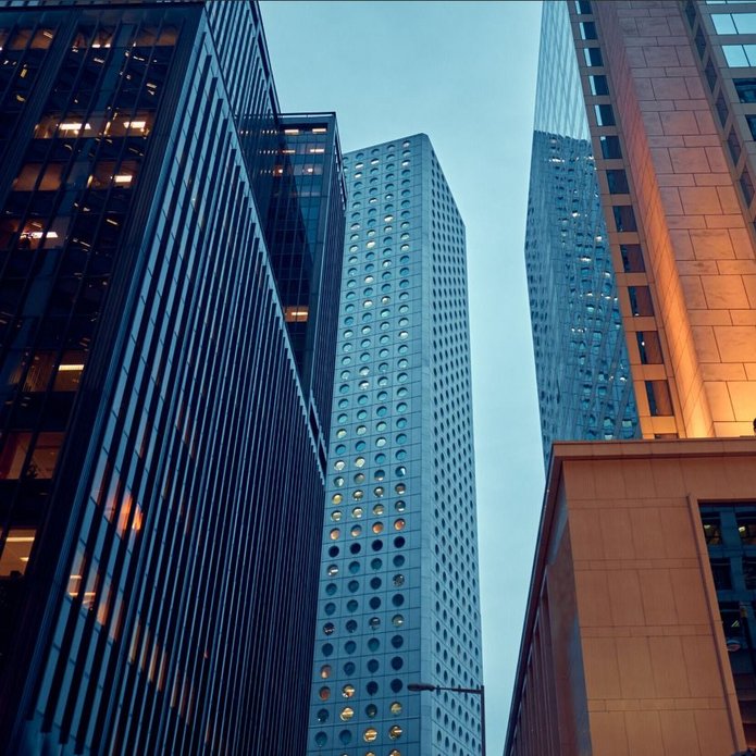 zdjęcie miasta wieczorem