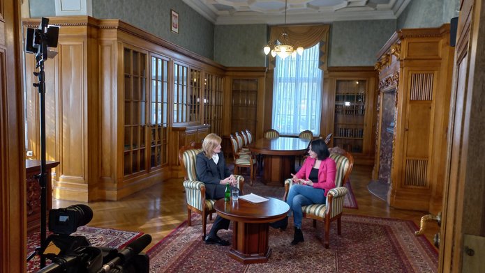 prof. Elżbieta Żądzińska, rektor UŁ podczas rozmowy z dziennikarką w Pałacu Biedermanna 