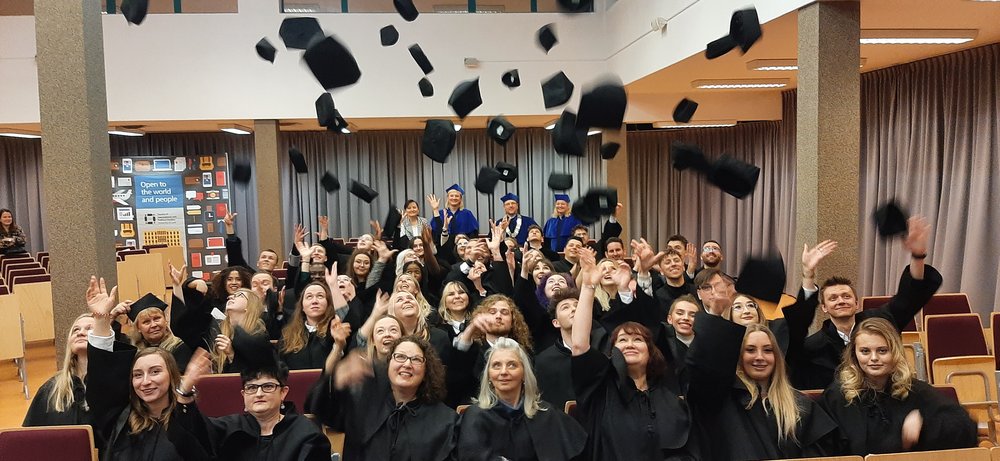absolwenci wydziału podrzucający biret