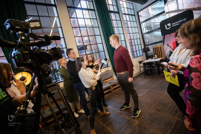 uczestnicy briefingu podczas śniadania prasowego UŁ