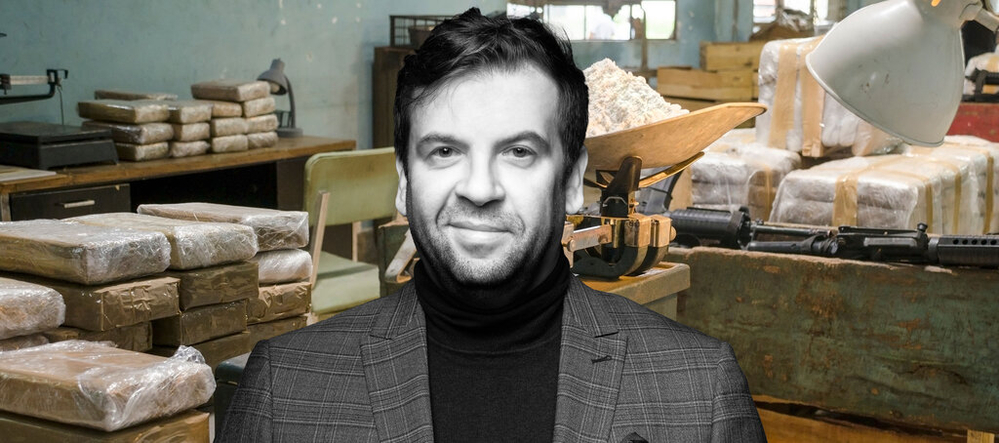 Prof. Piotr Chomczyński na tle opuszczonego magazynu 