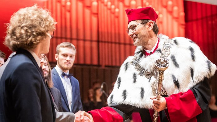 Rektor UŁ przyjmuje ślubowanie od nowo przyjętych osób studiujących