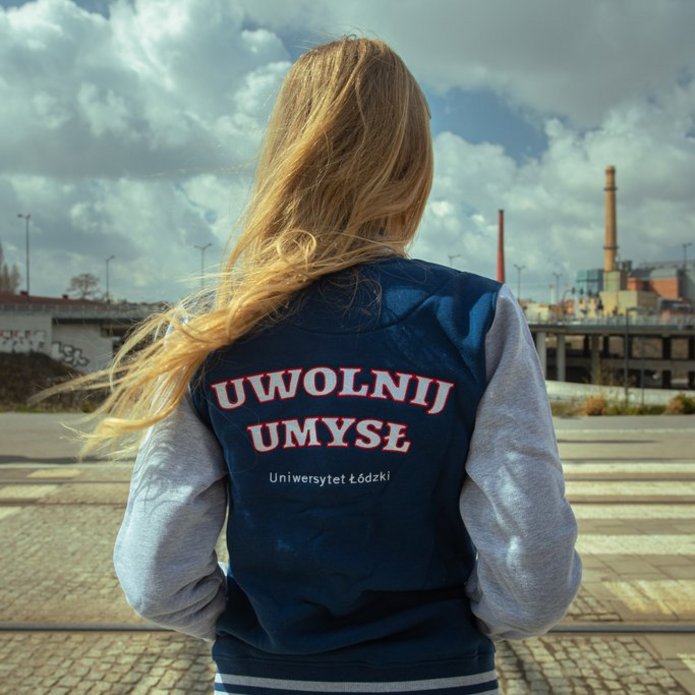 Dziewczyna w bluzie z napisem "Uwolnij umysł"