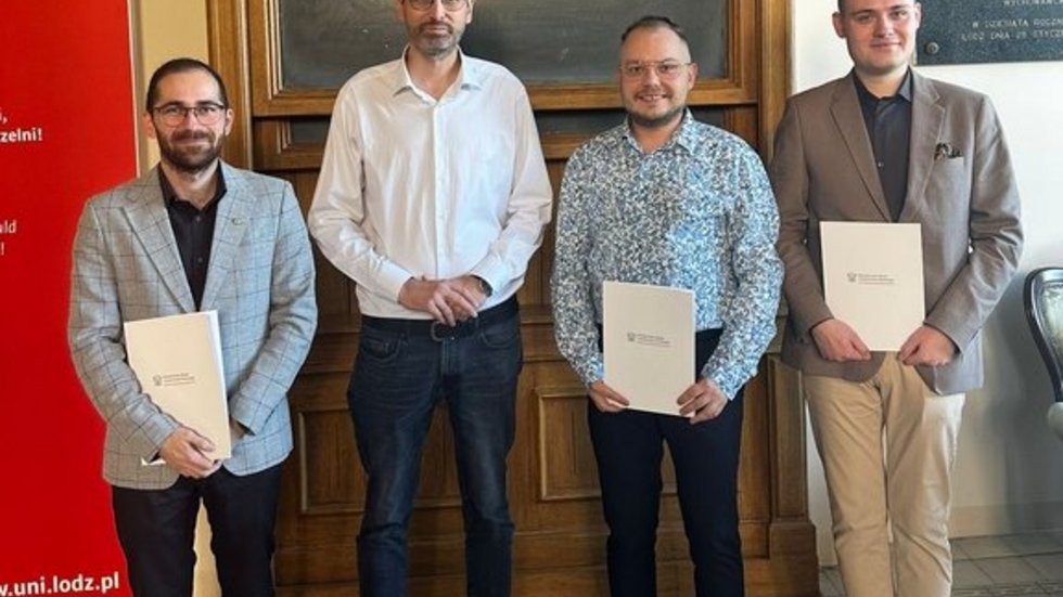 Rctor of the University of Lodz with the winners of the Minister of Science Scholarship for Outstanding Young Scientists
