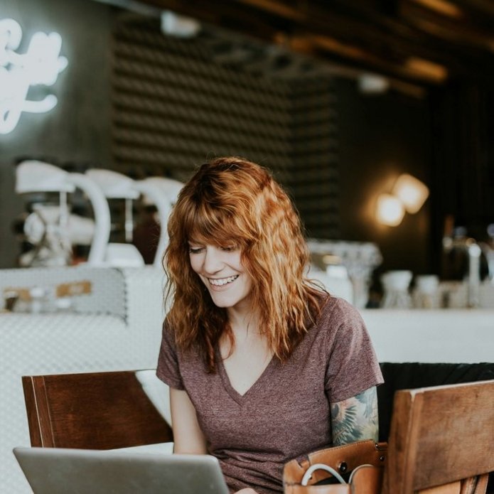 Kobieta pracuje na komputerze, zdjęcie poglądowe.