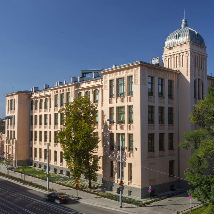 kolorowe zdjęcie przedstawiające zdjęcie budynku rektoratu Uniwersytetu Łódzkiego w słoneczny letni dzień