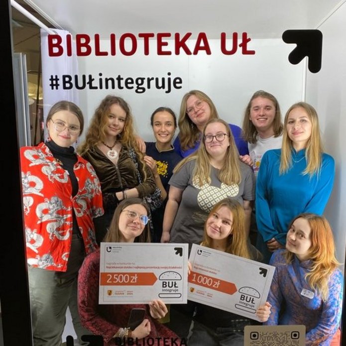 Koło Azji pozujące w ramce BUŁ integruje wraz z nagrodami.