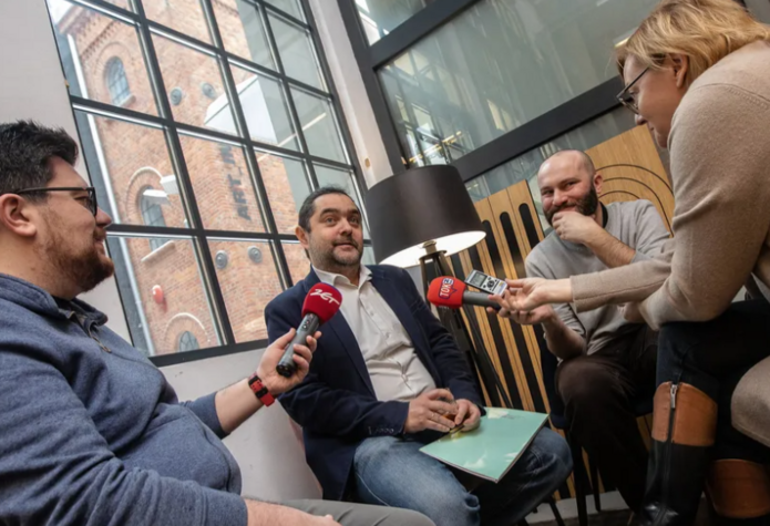 dr Damian Kasprzyk udziela wywiadu dziennikarzom