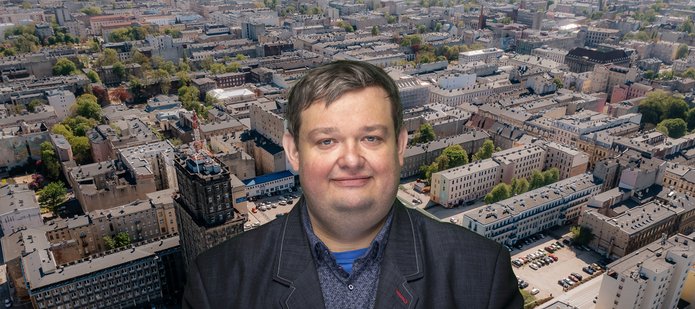 Zdjęcie portretowe dra hab. Kamila Śmiechowskiego prof. UŁ na tle zdjęcia lotniczego Łodzi