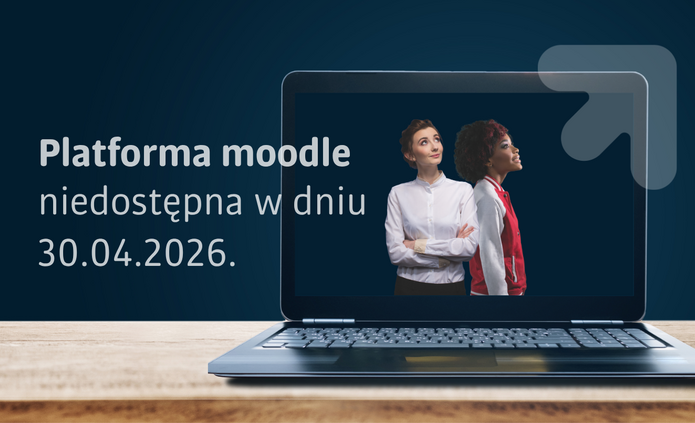 Grafika informacyjna przedstawiająca laptop stojący na drewnianym blacie. Na jego ekranie widoczne są dwie młode kobiety patrzące w górę. Po lewej stronie grafiki znajduje się tekst: „Platforma Moodle niedostępna w dniu 30.04.2026.”. W tle widoczny jest ciemnoniebieski gradient oraz półprzezroczysty symbol strzałki skierowanej w górę.