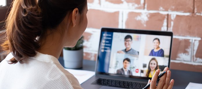 kobieta patrząca w monitor laptopa uczestniczy w spotkaniu online