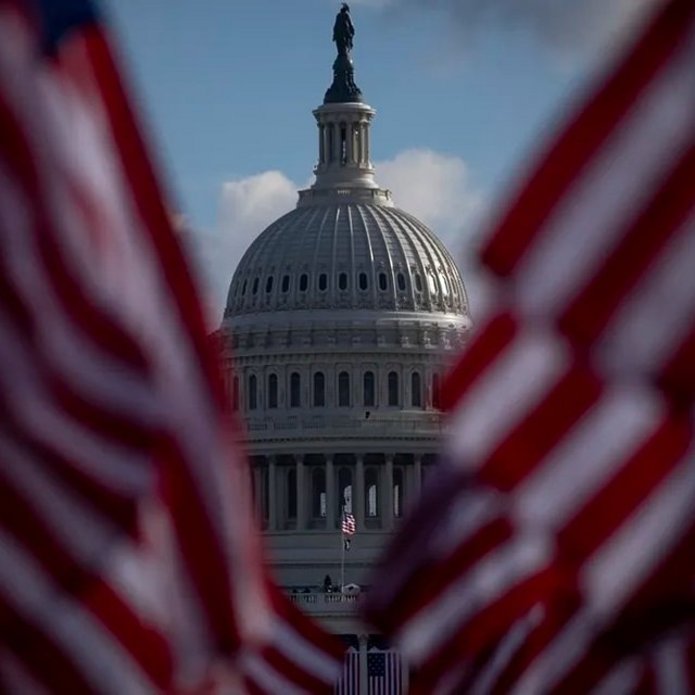 zdjęcie dekoracyjne flagi USA na tle budynku Kapitolu