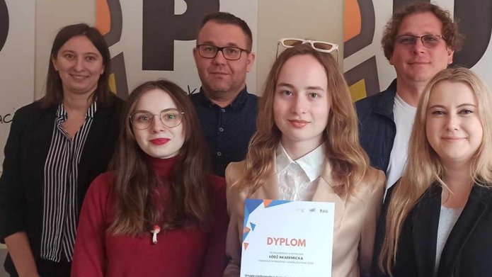 członkowie koła wraz z opiekunem naukowym trzymający dyplom