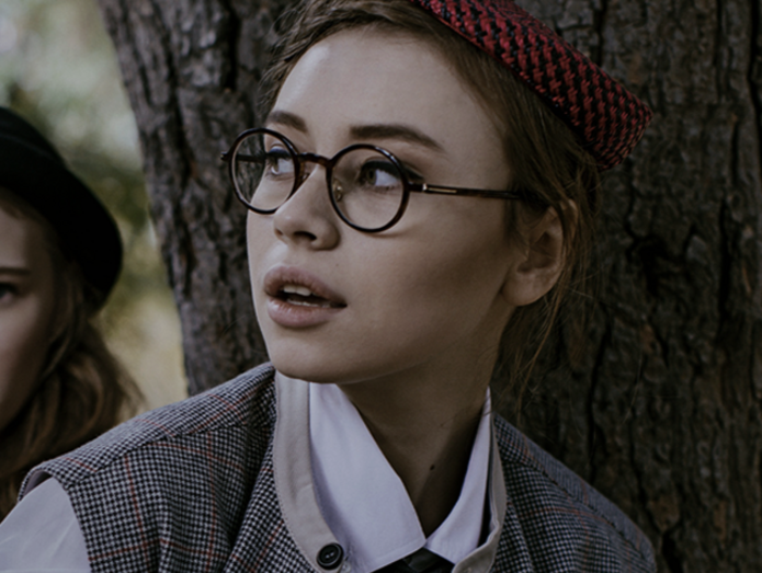 kolorowe zdjęcie przedstawiające studentkę w okularach