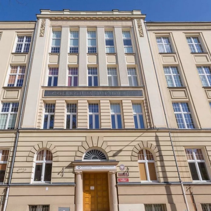 front budynku wsmip z głównym wejściem