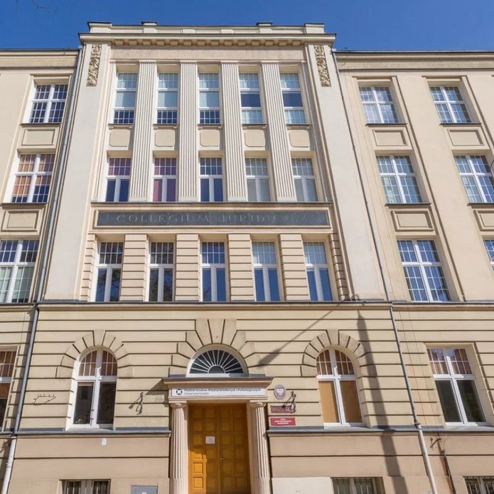 budynek wydziału na tle niebieskiego nieba