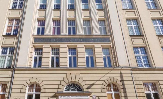 front budynku wsmip z głównym wejściem