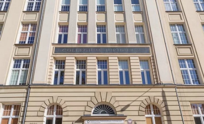 budynek wydziału na tle niebieskiego nieba